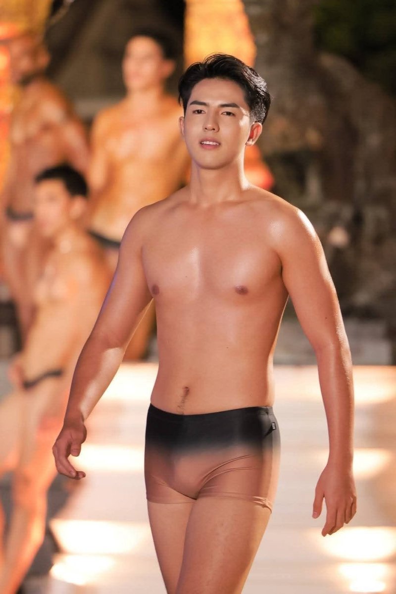 404NOTF65767728's tweet photo. ความพังยับเยินครั้งนี้ต้องโทษตั้งแต่ต้นน้ำคือ กองประกวดและกรรมการ ที่ตาถั่วเลือกคนไม่พร้อม แล้ว TPN ทำไมไม่เทรนน้องให้พร้อมกว่านี้ เพราะตั้งแต่ได้ตำแหน่งมา ก็ไม่เห็นการฟิตหุ่นและอื่นๆสำหรับการเป็นตัวแทนประเทศไทย บริบทเวที Mister Global อย่างน้อยหุ่นมันต้องฟิตเฟิร์ม แต่สิ่งที่คนดูเขาเห็นมันคือปล่อยตัวจนเผละ  ในเมื่อตัวแทนลงสนามในนามสายสะพายประเทศไทยเข้ากองด้วยสภาพอย่างที่เห็น ก็อย่ามาตัดพ้อหาความเห็นใจ เพราะคำวิจารณ์ที่ถาโถมเข้ามาในวันนี้ คือสิ่งที่สะท้อนจากความคาดหวังของคนดูที่เขาเห็นว่าขาดวินัย

อย่างไรก็ตามมันก็ต้องมีเส้นแบ่ง เพราะการตำหนิตามเนื้อผ้าต้องไม่ใช่การลากชีวิตเขาไปขยี้ให้เป็นตราบาป ผลการประกวดน้องจะตกรอบแรกหรือหลุดโผก็ปล่อยให้ความล้มเหลวในการทำหน้าที่ของเขาและทีมงานที่เลือกเขามา มันคือบทเรียน แต่การบูลลี่หรือทำลายล้างด้อยค่าอันนี้ไม่เห็นด้วยและไม่สนับสนุน ติติงเรื่องความหย่อนยานและไร้ความพร้อมได้เต็มที่ แต่ไม่ต้องไปเหยียบย่ำศักดิ์ศรีจนกลายเป็น Cyberbullying อย่าให้ความเกลียดชังกลายพันธุ์เป็นการทำลายอนาคตของคนคนหนึ่งจนไม่มีที่ยืนในสังคม