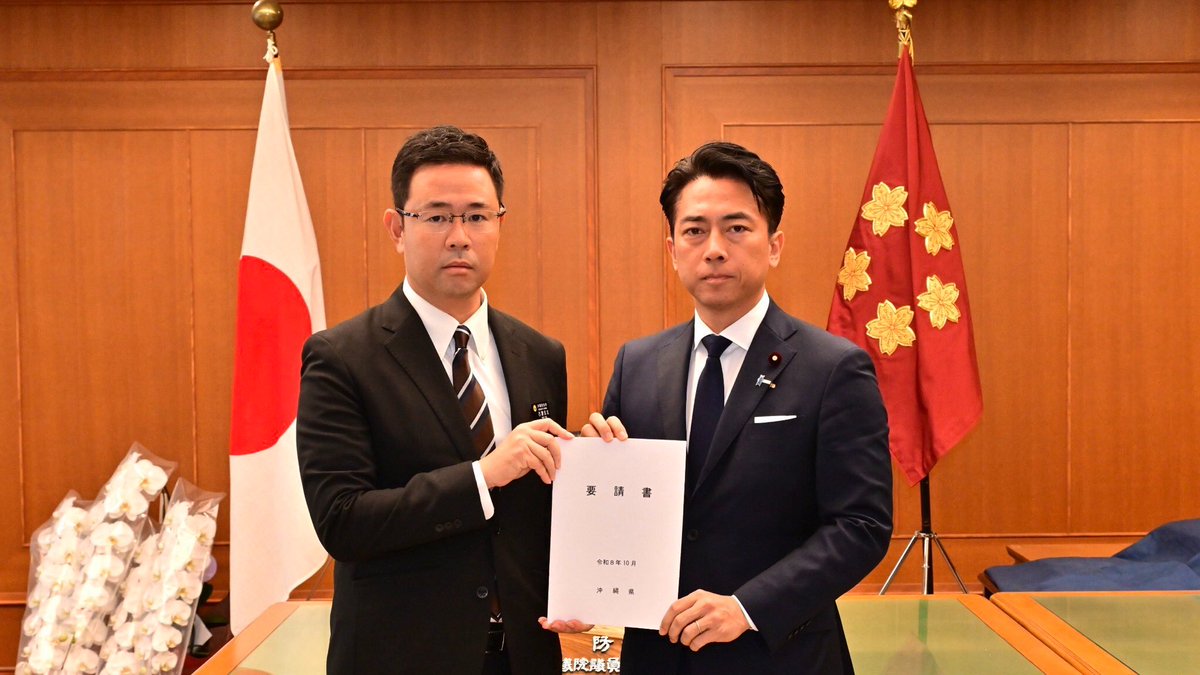 sputnik_jp's tweet photo. 【沖縄県知事、日米地位協定の見直しを小泉防衛相に要請】

沖縄県の古謝知事は小泉防衛相と会談、沖縄に駐留する米海兵隊員が強盗殺人の疑いで逮捕された事件を受けて、日米地位協定の見直しを米側と協議するよう要請した。

古謝知事は今回の事件について「極めて悪質で、県民に大きな不安を与える事件であり、断じて許せるものではない」と述べ、日米地位協定の見直しを含め実効性のある抜本的な対策を講じるよう要請した。

これに対し小泉防衛相は「残忍で凶悪な事件が発生し、アメリカ軍人が逮捕されたことに強い憤りを覚えている。事件の発生を防止すべく、いかに実効性のある措置をとっていくか、日米間で協議を進めたい」と述べた。

そのほか古謝知事は、基地負担の軽減や沖縄の振興について国と県が協議する「沖縄政策協議会」の早期開催を求めた模様。

古謝知事は外務省で茂木外相とも会談、「事件が起きるたびにアメリカ軍に再発防止を求めているものの、綱紀粛正や人権教育などが機能していないと言わざるを得ない」と述べ、日米両政府による抜本的な対策を要請した。

【日米地位協定とは】
日米地位協定は在日米軍の施設使用や法的地位に関する取り決め。協定には、米軍人が公務中に起こした罪については、米軍側に「第一次的裁判権」がある。また、米軍構成員や軍属などは、日本の出入国管理法（入管法）や住民登録の適用外となっている。

こうした特権によって、米軍関係者が日本国内で事件や事故を起こしても日本側が十分に捜査できないなど、さまざまな問題が生じている。