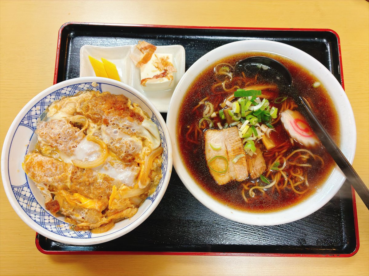 kisetu225's tweet photo. 静岡市　弥重

カツ丼+ラーメンセット　1000円

11時5分着で駐車場2台余ってたのですかさずin✨店内ほぼ満席で今日は相席だった！
相変わらず安くて美味かった😄 https://t.co/3CO26RauZO
