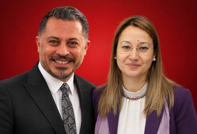mstafabalci's tweet photo. AKP Gaziantep milletvekili Derya Bakbak'ın yeğeni Levent Kara, sigortadan para alabilmek için kendi fabrikasını yaktırdı.

26 Ağustos saat 03.30 sıralarında meydana gelen yangına yönelik yürütülen soruşturmada, Kara'nın tekstil hammaddesi üreten 'Günteks Elyaf' adlı fabrikasını kundaklaması için bir şahısla 2 milyon TL'ye anlaşma yaptığı ancak yangının ardından parayı ödemediği için bu kişi tarafından şikayet edildiği ortaya çıktı.

TCK 170 ve 158 kapsamında tutuklanan Kaya'nın daha önce de 'taciz' suçlaması ile cezaevinde yattığı öğrenildi.