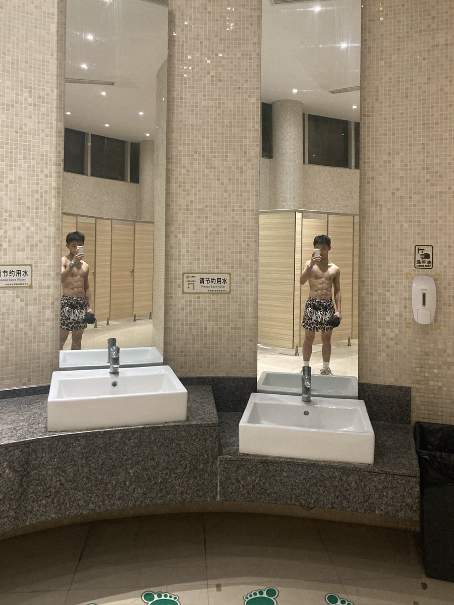 yyiiip57d's tweet photo. 三年前我就已经是薄肌了🤔#薄肌理论 #薄肌 #薄拉图 https://t.co/mdIMrikxiz