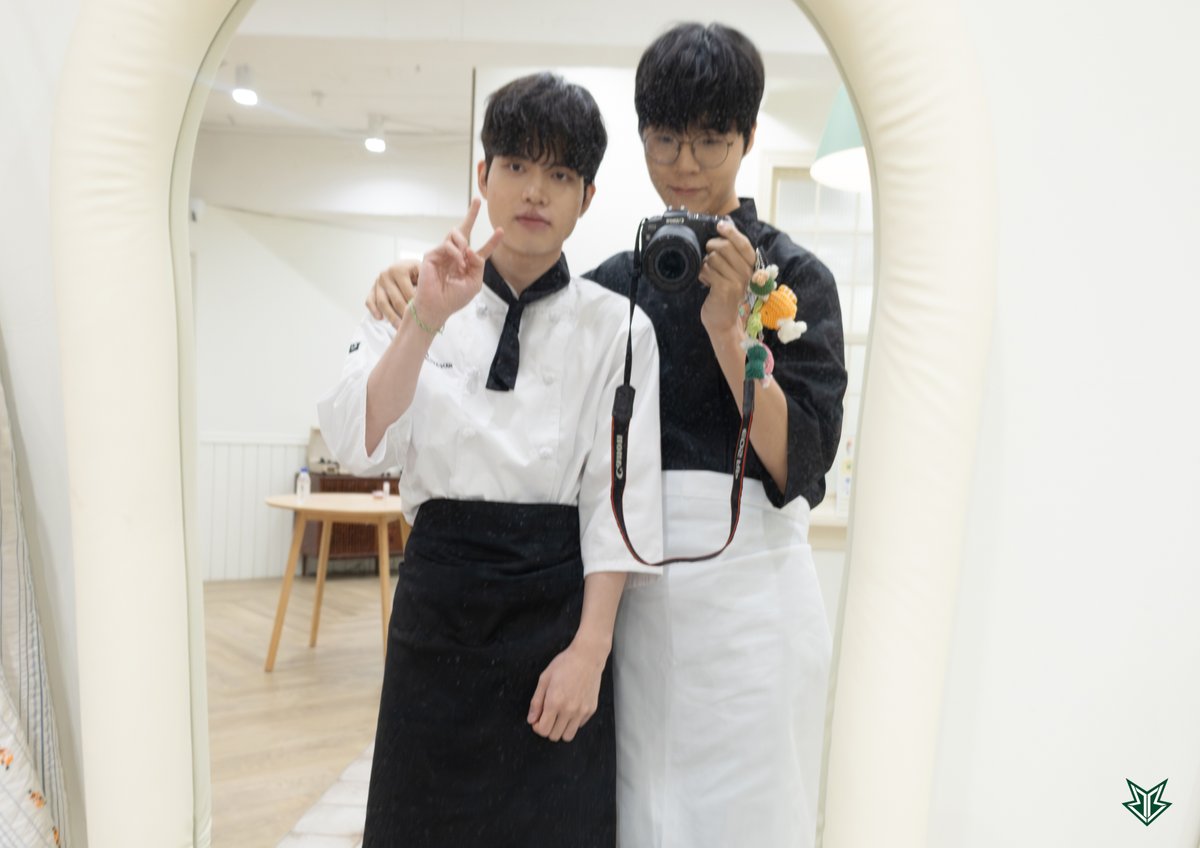Brionesports's tweet photo. [D-1] 브리롱 쿠킹 클래스 티켓 판매 마감 안내 🍳

<브리롱 쿠킹 클래스> 티켓 판매가 오늘 마감됩니다 !
이번 팬미팅.. 안오면 후회하실걸요 😉

📌 https://t.co/c25Nr87YOG

+ 비하인드 컷 +
테디와 로머, 누가 누가 더 사진을 잘 찍나~ ! 💦 https://t.co/qLq8Y302IZ
