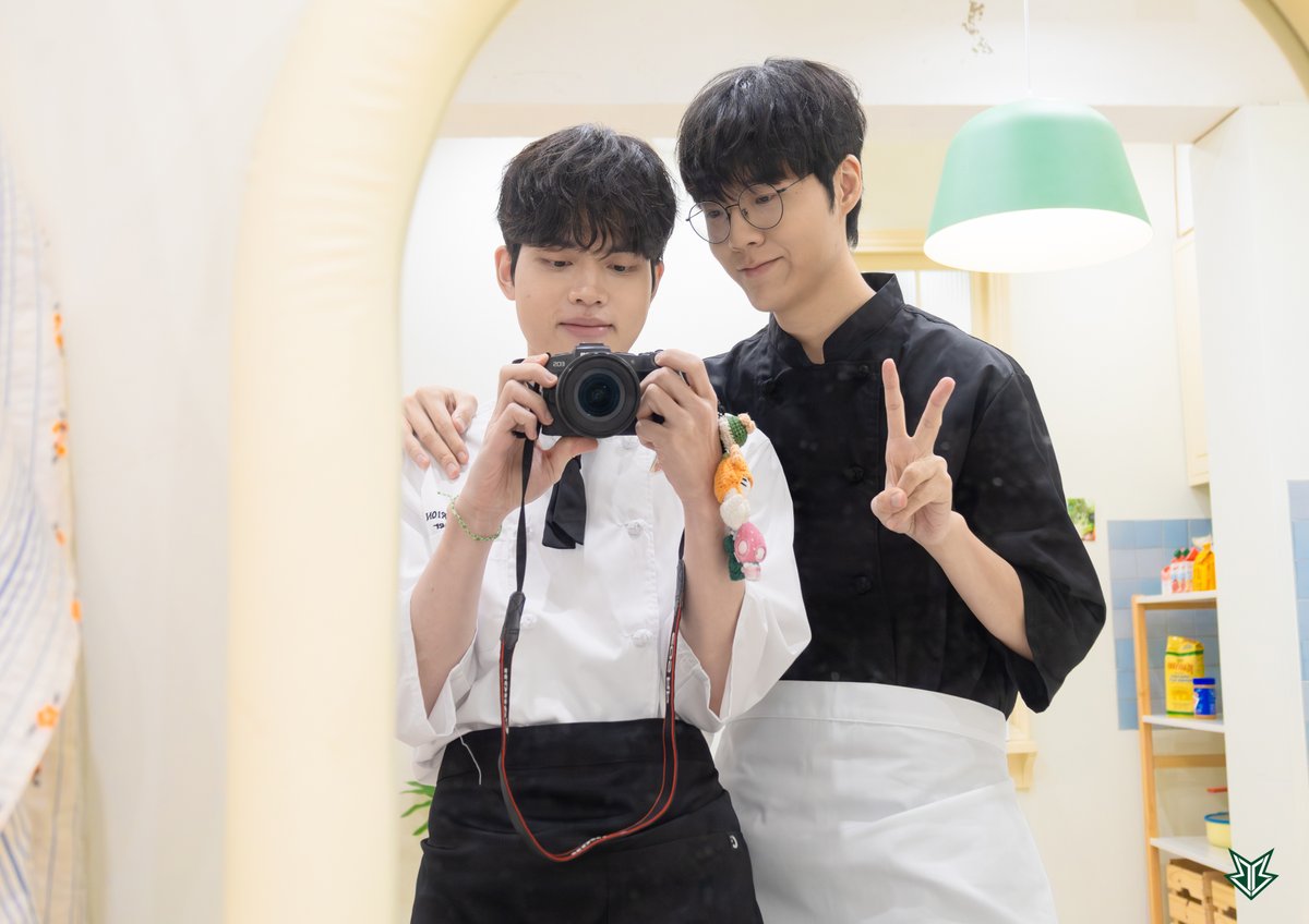 Brionesports's tweet photo. [D-1] 브리롱 쿠킹 클래스 티켓 판매 마감 안내 🍳

<브리롱 쿠킹 클래스> 티켓 판매가 오늘 마감됩니다 !
이번 팬미팅.. 안오면 후회하실걸요 😉

📌 https://t.co/c25Nr87YOG

+ 비하인드 컷 +
테디와 로머, 누가 누가 더 사진을 잘 찍나~ ! 💦 https://t.co/qLq8Y302IZ