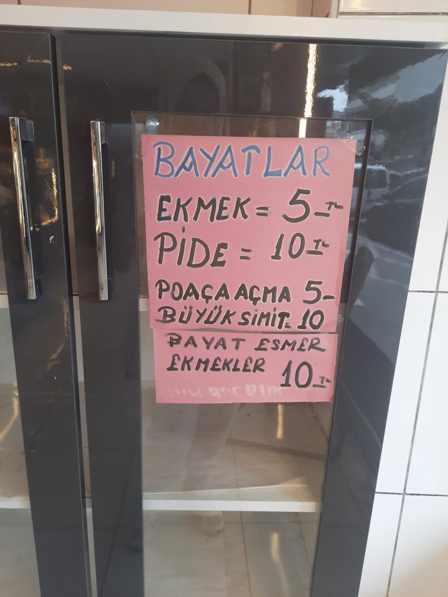 cetincapanCHP's tweet photo. Bayat ekmek 5 lira, bayat simit 10 lira!
Bir zamanlar yoksulun umudu olan ekmek, bugün çaresizliğin sembolü haline geldi.
Bu halkın alın teriyle pişen ekmek bile lüks olduysa, bu düzen çoktan bayatlamıştır!
#Geçinemiyoruz #AdaletliTürkiye #EmeğinYanındayız https://t.co/uS3dMy2Jn2