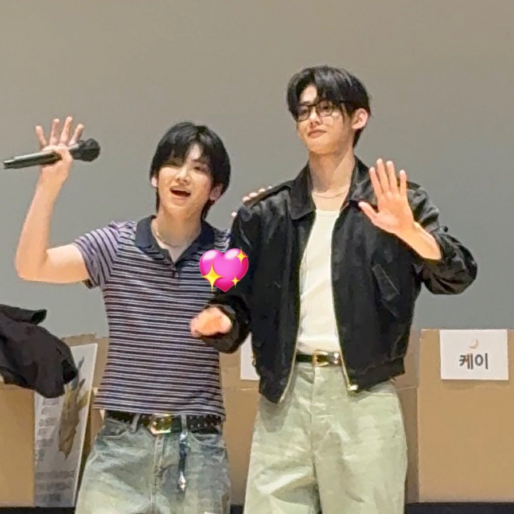 jocochip's tweet photo. lejo &amp; miel accurately showing jo &amp; yuma's height difference 😞 https://t.co/zhaJFuPIcn