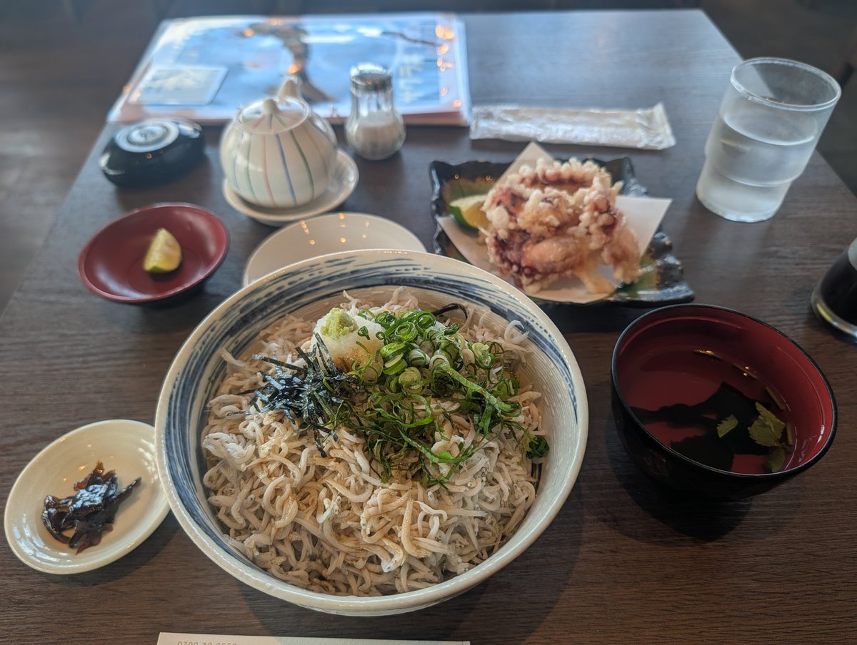 patekusu's tweet photo. 淡路島の浜ちどりでしらす丼とたこの唐揚げのお時間
とてもおいしいし窓から明石海峡大橋も見えるしでとても良い https://t.co/kdRu386xbe