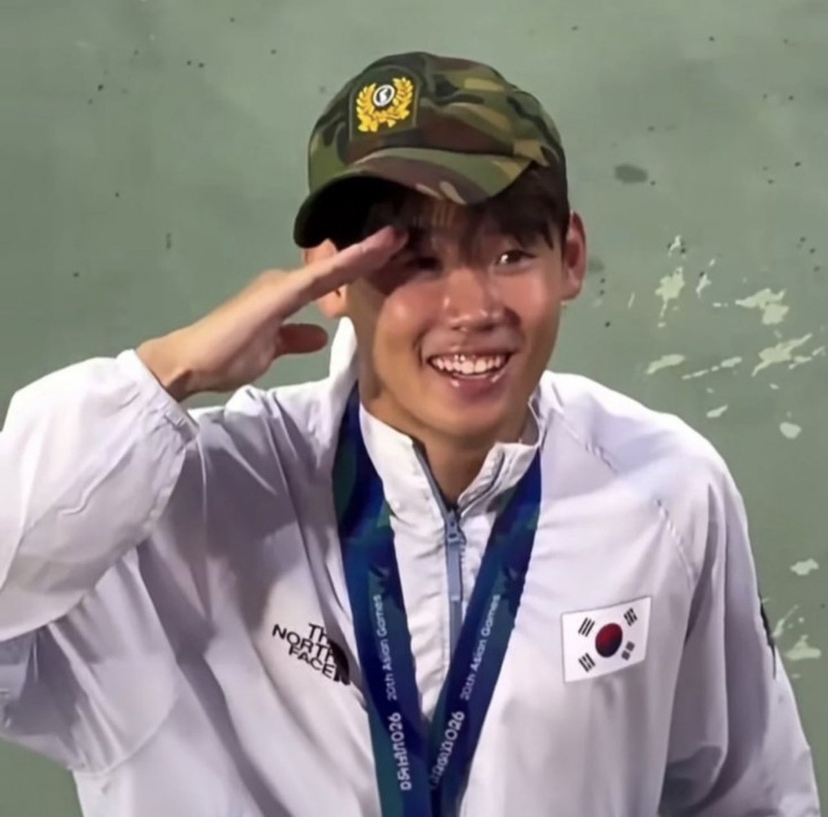 FARATA0's tweet photo. 🚨U-23🇰🇷代表 #アジア競技大会 兵役免除の発言について🚨
✅イギヒョク、ヤンミンヒョク、パクスンス、チェウジン
☑️イギヒョク(🇰🇷江原FC)
代表チームでキャプテンを務めたイギヒョク
金メダル獲得後「軍隊には行きません」と発言し炎上。のちにInstagramにて謝罪をしている。

☑️ヤンミンヒョク(🇧🇪ウェステルロー)
金メダル獲得後のインタビューで金メダルやトロフィーよりも「兵役免除」の報酬が重要でそれだけを見て試合に臨んだ。という発言が炎上。のちにInstagramにて謝罪。

☑️パクスンス(🏴󠁧󠁢󠁥󠁮󠁧󠁿ニューカッスル)
金メダル獲得後ファンからもらった「転役帽」(除隊した時に被る帽子)をかぶり敬礼をして写真撮影。兵役義務を果たしている人たちを嘲笑したと捉えられた。のちにInstagramにて謝罪。

☑️チェウジン(🇰🇷全北現代)
金メダル獲得後、片足を引きずるように歩いた後に靴を脱ぎ靴の中に隠していた金メダルを見せるセレブレーションを投稿。
少し前に発生したDMZでの地雷爆破事故により負傷した兵士を連想させたとして炎上。
のちにInstagramで謝罪。
#KFA #KLeague #COYS

🚨U-23🇰🇷 대표팀 아시안게임 병역 특례 관련 발언 및 행동에 대해🚨
✅ 이기혁, 양민혁, 박승수, 최우진
☑️ 이기혁（🇰🇷 강원FC）
대표팀에서 주장을 맡았던 이기혁.
금메달 획득 후 “군대 안 갑니다”라고 발언해 병역 특례를 가볍게 생각하는 것처럼 보인다는 비판을 받으며 논란이 됐습니다.
이후 Instagram을 통해 사과했습니다.

☑️ 양민혁（🇧🇪 웨스텔로）
금메달 획득 후 인터뷰에서 금메달이나 트로피보다 “병역 면제라는 보상”이 중요했고, 그것만을 바라보고 경기에 임했다는 취지의 발언을 해 논란이 됐습니다.
이후 Instagram을 통해 사과했습니다.

☑️ 박승수（🏴󠁧󠁢󠁥󠁮󠁧󠁿뉴캐슬）
금메달 획득 후 팬에게 받은 “전역모”를 쓰고 경례하는 사진을 촬영했습니다.
전역모는 군 복무를 마치고 전역할 때 쓰는 기념 모자로, 이 행동이 병역 의무를 수행하고 있는 사람들을 조롱하는 것처럼 받아들여지면서 비판이 이어졌습니다.
이후 Instagram을 통해 사과했습니다.

☑️ 최우진（🇰🇷 전북현대）
금메달 획득 후 한쪽 다리를 절뚝거리며 걷다가 신발을 벗고, 신발 안에 숨겨두었던 금메달을 보여주는 세리머니 영상을 게시했습니다.
얼마 전 DMZ에서 발생한 지뢰 폭발 사고로 부상을 입은 군인을 연상시킨다는 지적이 나오면서 논란이 됐습니다.
이후 Instagram을 통해 사과했습니다.