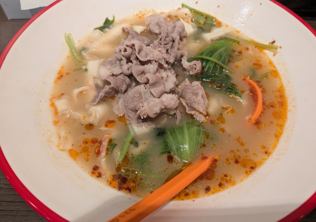 Komano_fox's tweet photo. バカ盛りしたパクチーと牛肉の力であっさりテイストの麻辣スープが深い味わいに https://t.co/et1Co3BwpY