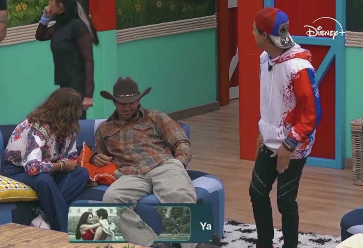 marggie851's tweet photo. Azalia diciéndole a Mono que enviaron a Pascal por lo que le hizo a Kevin. 
Dijo que Kevin está muy fuerte y tiene mucho apoyo 
Kevin se pone a bailar en frente de ellos 😂😂😂😂 #LaGranjaMX https://t.co/Sqd7Vhnsmm