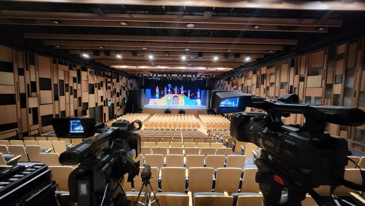 colorsmasato's tweet photo. #サモハンとジャッキー #おかわり自由日記 #戦友 #楽屋挨拶  全て見て欲しいです。動く朗読劇 腹抱えて大爆笑します😂 撮影・編集 担当させて頂きました🎥✨
#水島裕プロデュース vol.10 『#笑う朗読3』
《出演》 #平野文　#日髙のり子　#太田貴子　#大島美幸(森三中)　#立木文彦　#谷山紀章　#小林由美子　#坂口候一　#ジャッキーちゃん　#あさひちひろ　#水島裕
声の友情出演：#山寺宏一
演出：#野坂実（#ノサカラボ）

現在 アーカイブ配信中です
📺配信期間  
10/3(土)0:00～10/23(金)23:59
▼チケットはこちら🎫
https://t.co/78fmRRYeNf

#笑う朗読3配信

📅2026年9月11日(金)〜13日(日)終幕
#大手町三井ホール

水島裕さんの脚本オファーに森三中・大島さんが出した「ラムちゃん」「浅倉南」「クリィミーマミ」の３条件
https://t.co/RRQKRDXucp

①サモハンとジャッキー
脚本
守谷武己
出演
谷山紀章、ジャッキーちゃん、坂口候一、水島裕、あさひちひろ

②おかわり自由日記
脚本
小林由美子
出演
小林由美子

③戦友(2026年版)
脚本
さだまさし
出演
谷山紀章、立木文彦

④楽屋挨拶
脚本
大島美幸　高橋邦彦
出演
日髙のり子、平野文、太田貴子、大島美幸、小林由美子、立木文彦

公式ホームページ
https://t.co/xaraCffP1B

★平野文さん代表作
[X] https://t.co/LaOkrppEgp
・ うる星やつら（1981年版）（ラム）
・ 名探偵コナン（若狭留美）
・まじかる☆タルるートくん（オシエル・テイチアヌ）
・ ONEPIECE（マザー・カルメル）
・アニメ三銃士（ミレディー）
・プロゴルファー猿（紅蜂〈紅初子〉）

★日髙のり子さん代表作
[X] https://t.co/s5kn5VplSR
・ タッチ（浅倉南）
・ となりのトトロ（草壁サツキ）
・ らんま1/2（天道あかね）
・ふしぎの海のナディア（ジャンロックラルティーグ）
・ピーターパンの冒険（ピーターパン）
・るろうに剣心 -明治剣客浪漫譚-（瀬田宗次郎）
・サクラ大戦3（エリカ・フォンティーヌ）
・名探偵コナン（世良真純）
・犬夜叉（桔梗）

★太田貴子さん代表作
[X] https://t.co/b62ESsVUUm
・ 魔法の天使クリィミーマミ（森沢優／クリィミーマミ）
・ 風の谷のナウシカ（ペジテの少女）

★大島美幸さん(森三中)
[X] https://t.co/Jf5NramcWX
・東京NSC4期生　吉本興業所属
https://t.co/e8PNehG5G0

★立木文彦さん代表作
[X] https://t.co/KEDY6BPp8s
・ 新世紀エヴァンゲリオン（碇ゲンドウ）
・銀魂（長谷川泰三）
・名探偵コナン（ウォッカ）
・BLEACH（更木剣八）
・ONE PIECE（赤犬）
・戦国BASARA（大谷吉継）
・HUNTER×HUNTER（モントゥトゥユピー）
・クレヨンしんちゃん（黒磯）
・ビッグオーダー（鳴神弁慶）
・逆境無頼カイジ（ナレーション）

★谷山紀章さん代表作
[X] https://t.co/5wJQNVVpb7
・ 進撃の巨人（ジャン・キルシュタイン）
・文豪ストレイドッグス（中原中也）
・うたの☆プリンスさまっ♪（四ノ宮那月）
・幕末Rock（坂本龍馬）
・黒子のバスケ（氷室辰也）
・とある魔術の禁書目録（ステイル・マグヌス）
・天元突破グレンラガン（キタン）
・SHOW BY ROCK!!（クロウ）
・BASTARD!!―暗黒の破壊神―（ダーク・シュナイダー）

★小林由美子さん代表作
[X] https://t.co/3GFnGSGXbz
・デュエル・マスターズ（切札勝舞、切札勝太、切札ハム勝太、切札ジョー）
・ クレヨンしんちゃん（野原しんのすけ〈2代目〉）
・ラブひな（サラ・マクドゥガル）
・焼きたて!!ジャぱん（東和馬）
・電脳冒険記ウェブダイバー（結城ケント）
・電脳コイル（アキラ）
・テイルズ オブ ジ アビス（イオン、烈風のシンク）
・鬼灯の冷徹（シロ）

★坂口候一さん代表作
[X] https://t.co/DUC53t7G2R
・グラップラー刃牙（ジャック・ハンマー）
・MÄR-メルヘヴン-（エドワード）
・シルクロード少年 ユート（アンディ）
・オレカバトル（パンドラ）
・百獣戦隊ガオレンジャー（デュークオルグ・ヤバイバ）

★ジャッキーちゃん さん
[X] https://t.co/WQvZKHx9ji
・Xのプロフィールから⇒ソックリsan!! タマニ《石丸博也》san、《内村光良》sanッモ演ッルヨ😁成龙醬(中国活動名)

★あさひちひろさん
[X] https://t.co/2OPfq262iU
・ナレーション
CM 弥生株式会社「 弥生 販 売 」 「弥生 会計 」 「 やよいの青色申告」
・舞台
カンパーナ・プロジェク トミュージカル「アリスの翼」
ノサカラボ 朗読劇「陰陽師 生成り姫」

★水島裕さん代表作
[X] https://t.co/UkM1lK2xok
・六神合体ゴッドマーズ（明神タケル／マーズ）
・オバケのQ太郎（大原伸一）
・魔法の天使クリィミーマミ（大伴俊夫）
・タイムパトロール隊 オタスケマン（星野光／オタスケマン1号）
・ときめきトゥナイト（真壁俊）
・プーさんとはちみつ（クリストファー・ロビン）
・ ゴールデンカムイ（都丹庵士）

★山寺宏一さん代表作
（声の友情出演）
[X]
・それいけ！アンパンマン（めいけんチーズ、カバオくん、ジャムおじさん）
・新世紀エヴァンゲリオン（加持リョウジ）
・まじめにふまじめ かいけつゾロリ（ゾロリ）
・銀魂（吉田松陽/ 虚）
・#ルパン三世（銭形警部）
・らんま1/2（響良牙）
・#ドラゴンボール超（ビルス）
・アラジン（ジーニー）
・リロ・アンド・スティッチ（スティッチ）