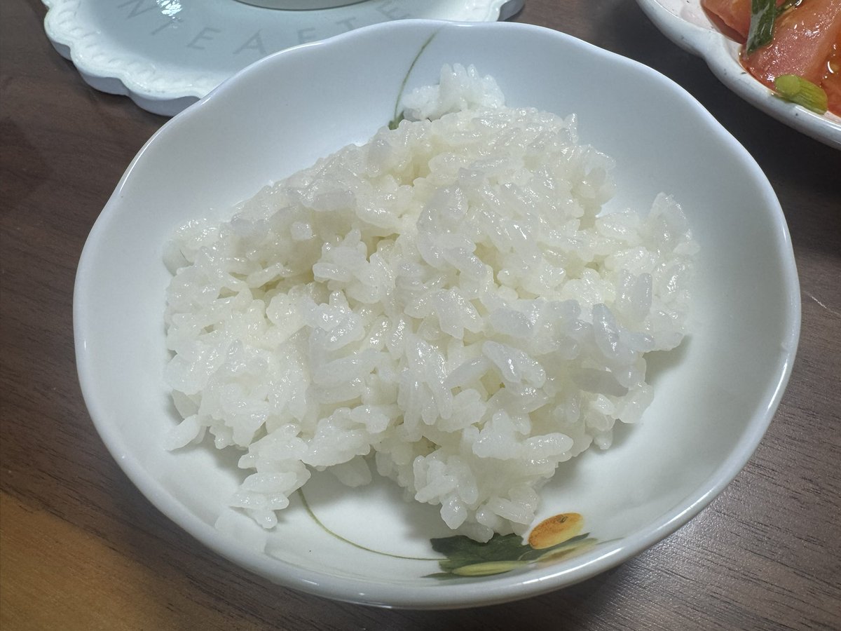 TB1235467's tweet photo. 経営者が孤独だ

大半の経営者はそのように言って
そのように行動してるはずだ

それはそうだ

いくら悩んでも従業員に言えない、家族に言えないです

僕は違うんだ、別に僕は人と違う強調したいわけではないです

単に僕は僕なりの解決方法があるんだ

経営の悩みがあったらだいたい9割以上親しい部下や従業員とシェアしています、理由も単純だ、自分はそんなに優れてる能力を持ってないし、一人解決できない内容がほとんどだ

助けてください

常に周りの人と共感できるように話しています

残りの1割はどうするか

家事をしたり、ウォーキングしたり　ストレス分散して
なんとかしようと思っています

これまでに何とかなっています

君よ！
できるよ！！

君よ！！
何とかなるよ！！

つらいけど
頑張る！！

つらい時期こそがんばるぞ！！