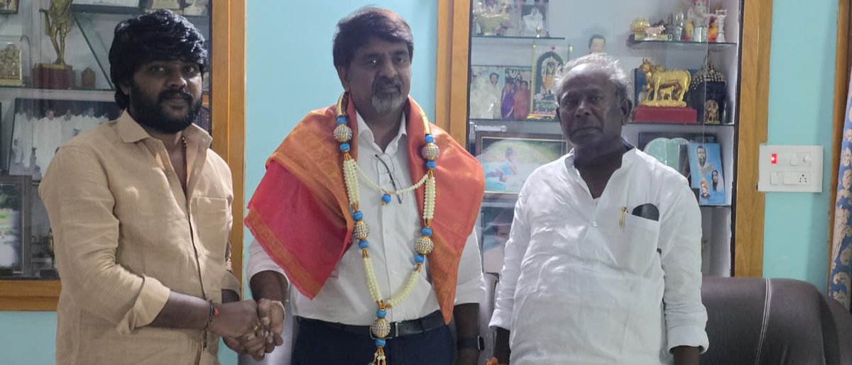 MS14732696's tweet photo. ಇಂದು ಸಂಜೆ ಈಶಾನ್ಯ ಶಿಕ್ಷಕರ ಮತಕ್ಷೇತ್ರ ವಿಧಾನಪರಿಷತ್ತಿನ ಅಭ್ಯರ್ಥಿಯಾದ ಶಶಿಲ್ ನಮೋಶಿ ಅವರ ಪರವಾಗಿ ವಿಧಾನಪರಿಷತ್ತಿನ ಸದಸ್ಯರಾದ ಡಿ ಎಸ್ ಅರುಣ್ ಕುಮಾರ್ ಸರ್ ಅವರು ಸಿರುಗುಪ್ಪ ನಗರಕ್ಕೆ ಮತಯಾಚನೆ ಗೆ ಆಗಮಿಸಿದ ಸಂದರ್ಭ ನಂತರ ತೆಕ್ಕಲಕೋಟೆ ಯ  ನಮ್ಮ ನಿವಾಸಕ್ಕೆ ಭೇಟಿ ನೀಡಿದರು   ಇವರನ್ನು ಆತ್ಮೀಯವಾಗಿ ಸನ್ಮಾನಿಸಿ ಗೌರವಿಸಲಾಯಿತು💐💐💐 https://t.co/wvjsVIfsoP