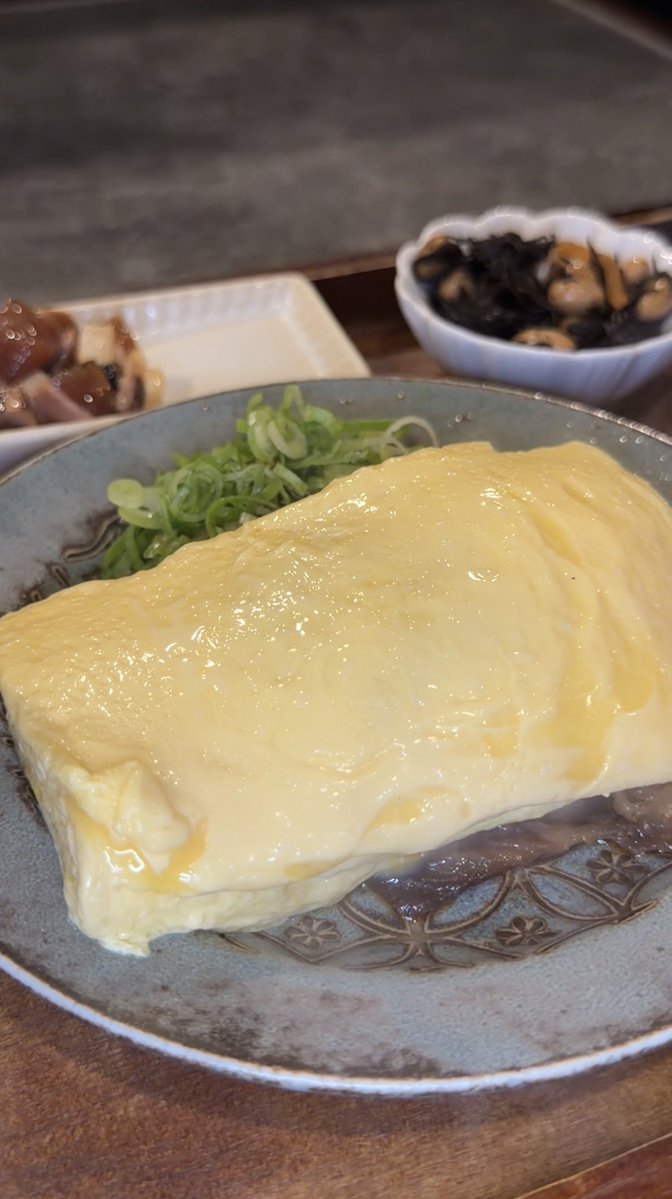 takashiiiiicafe's tweet photo. だし巻きの中から卵黄がとろりと溶け出すぷるっぷるだし巻きたまご定食

📍谷町四丁目 月盗 https://t.co/BBknaEJCxt