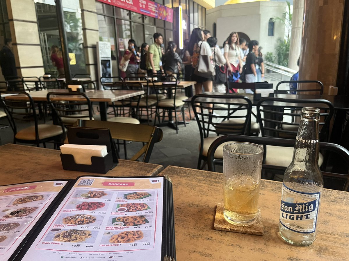 Collie012Border's tweet photo. 雨で人が溜まってる。
仕事はさぼってる。 https://t.co/z17NkKJiEt