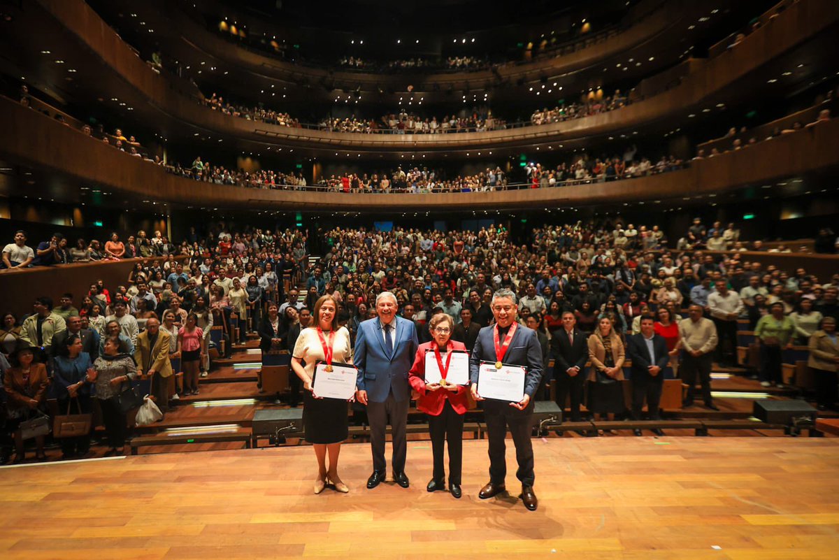 MinCulturaPe's tweet photo. 🏅🇵🇪 Así vivimos la entrega de los reconocimientos como Personalidades Meritorias de la Cultura a Nelly Barrón Escobar, María Isabel Medina Zavala y Asociación Cultural Jallmay. https://t.co/NlHrAXHg2J