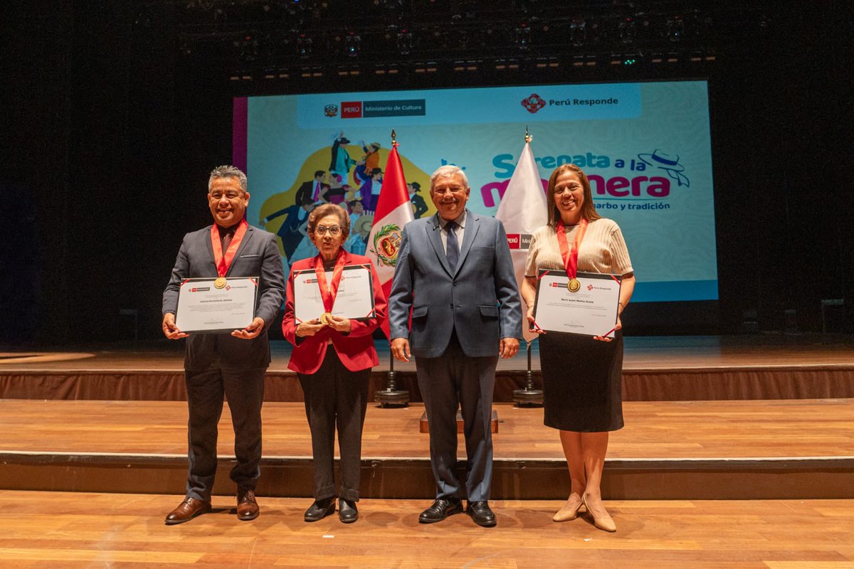 MinCulturaPe's tweet photo. En el marco del #DíaNacionalDeLaMarinera, el ministro de Cultura, Alberto Beingolea Delgado, participó de esta ceremonia que reconoce sus trayectorias y aportes a la preservación y difusión de nuestras tradiciones. ✨ https://t.co/EzlCUJIKoM