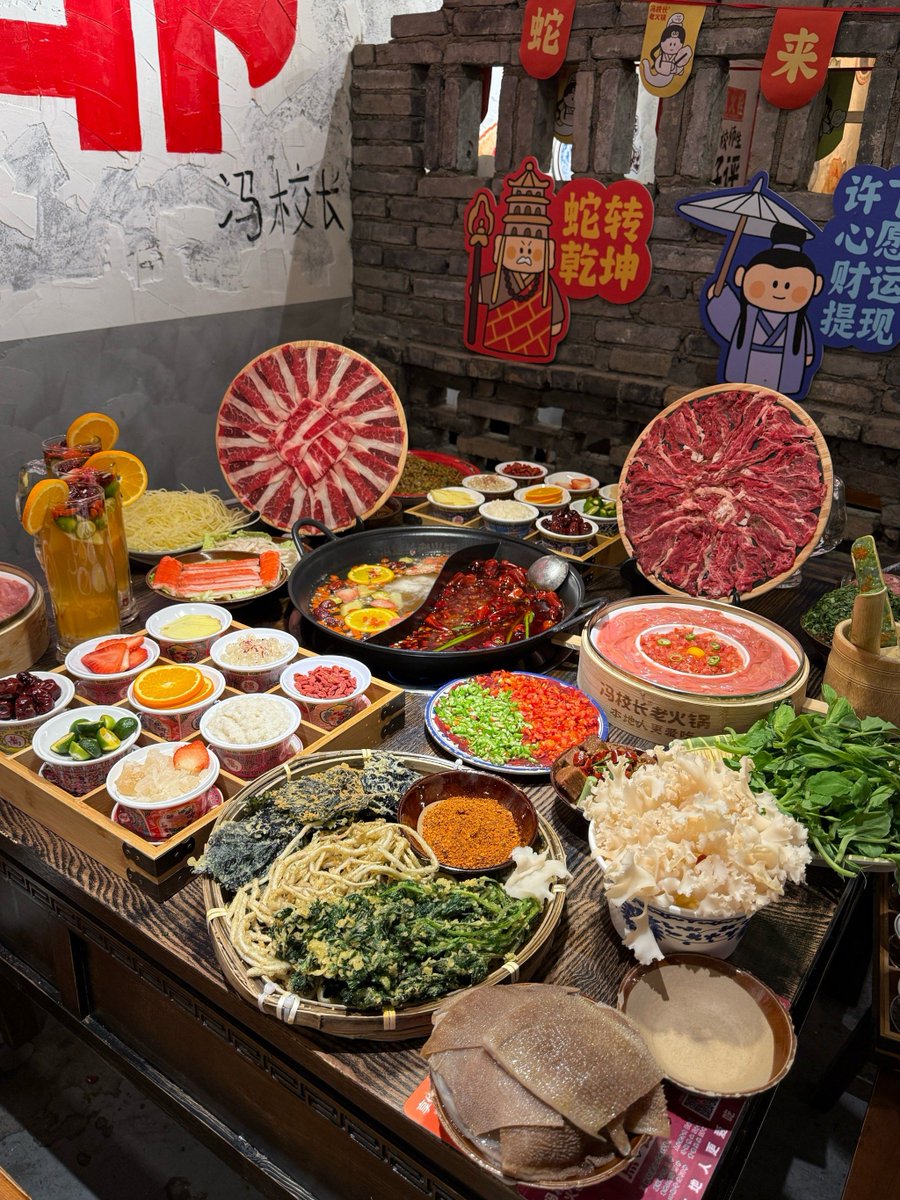 CedarCougatebf's tweet photo. [The hot pot here has strict placement rules—don’t misplace the chopsticks!]， https://t.co/zJWDlqk6fq