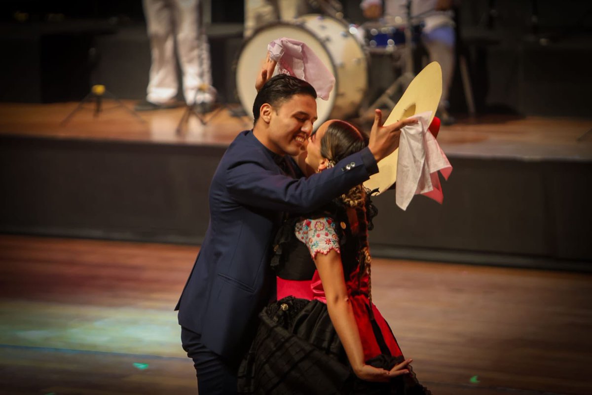 MinCulturaPe's tweet photo. Celebramos a quienes mantienen viva la cultura peruana, fortalecen nuestra identidad y transmiten estas expresiones a las nuevas generaciones. 🇵🇪

#DíaDeLaMarinera #PersonalidadMeritoriaDeLaCultura #CulturaPeruana https://t.co/gAOSjpGbdu
