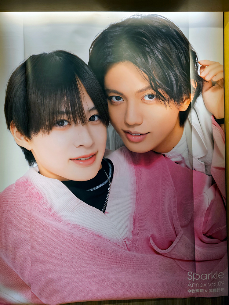 Sparkle_stage's tweet photo. ／
『#SparkleAnnex09』
 おすすめポイント！
＼

🎾ロゴ極小デザインで飾れる表紙
🎾巻末QRから限定動画が観れる
🎾タワレコ渋谷店 パネル展会場の特大シートで記念撮影（12日まで）
🎾タワレコ渋谷店で今牧さん高橋さんメッセージ入りレシート配布（12日まで）

☟詳細
https://t.co/dZw6pdBdFR https://t.co/Wy4aRiDkqa
