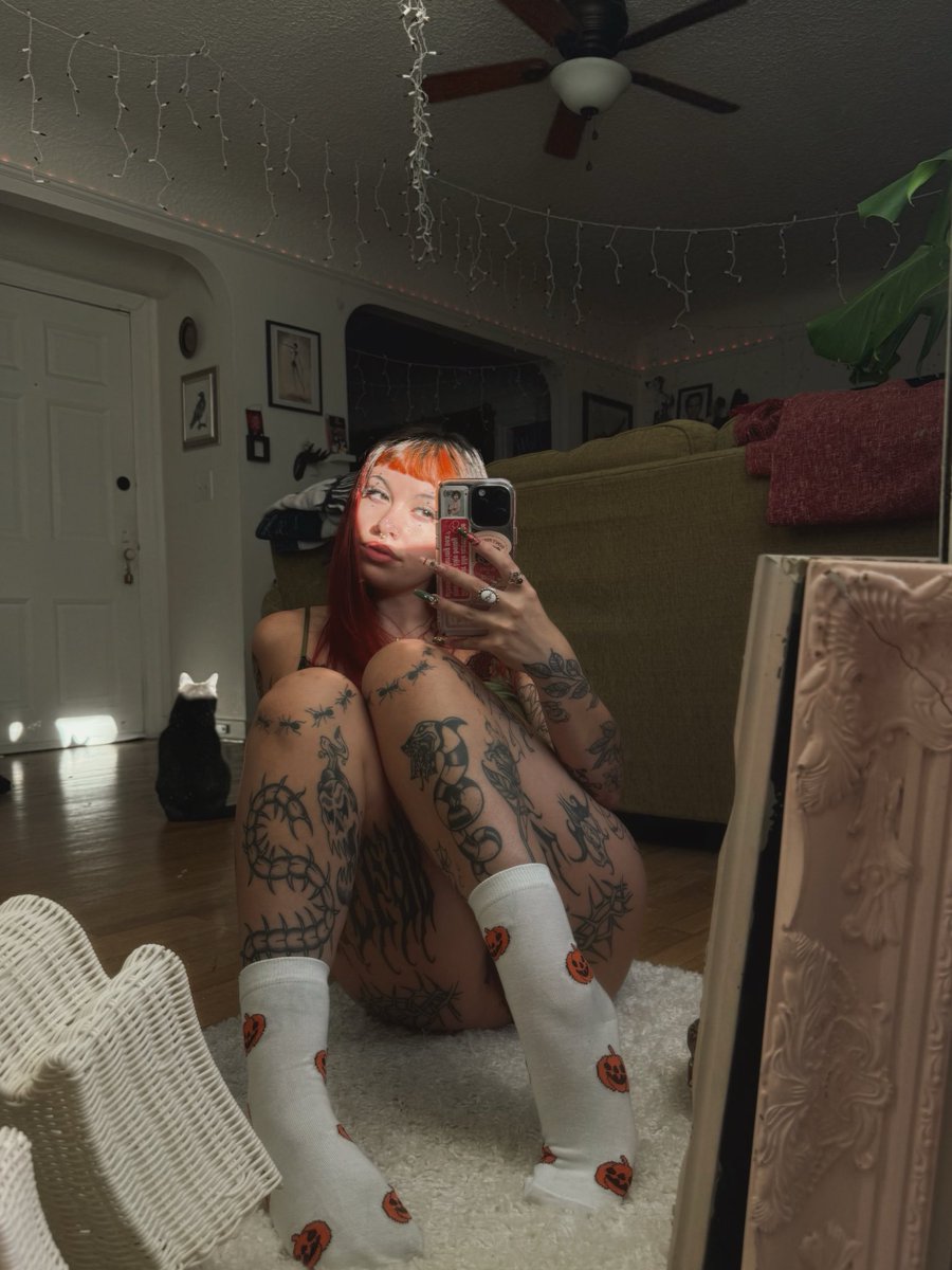 chlotoetweepee's tweet photo. You like my socks? 🍂🎃 https://t.co/6lAQHlj1x2