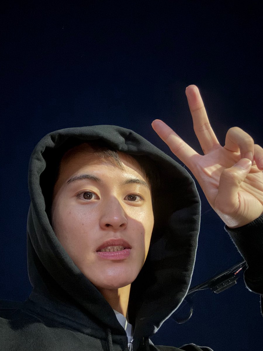 merlynsie's tweet photo. เพื่อนมาแจกของขวัญเป็นรูปเซลฟี่หนึ่งเซ็ต คือรูปเรียลมากจริงๆอะ หน้าสดกล้องสดโนฟิลเตอร์ครับ https://t.co/eJTp4EfCfP