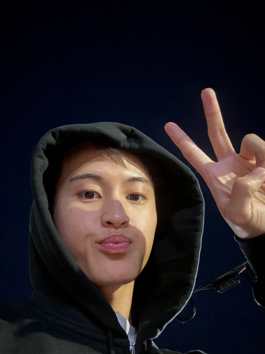 merlynsie's tweet photo. เพื่อนมาแจกของขวัญเป็นรูปเซลฟี่หนึ่งเซ็ต คือรูปเรียลมากจริงๆอะ หน้าสดกล้องสดโนฟิลเตอร์ครับ https://t.co/eJTp4EfCfP