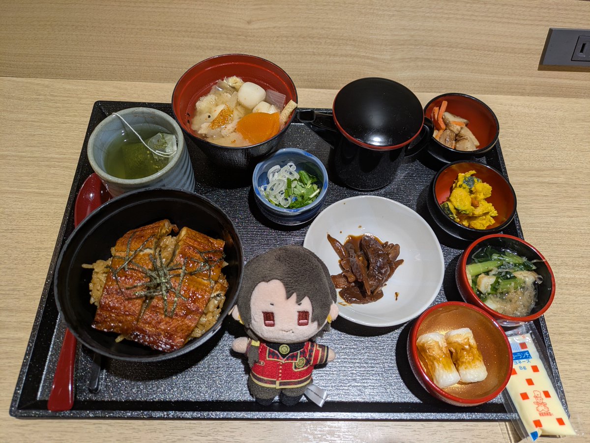 sakura__ato's tweet photo. 豊橋適度に田舎でよかったなあ〜ゴミ箱前でゴミ捨てるの待ってたらギャルに「ペットボトル？捨てますよー！」って言われた良すぎる。 https://t.co/t1rENhydZW