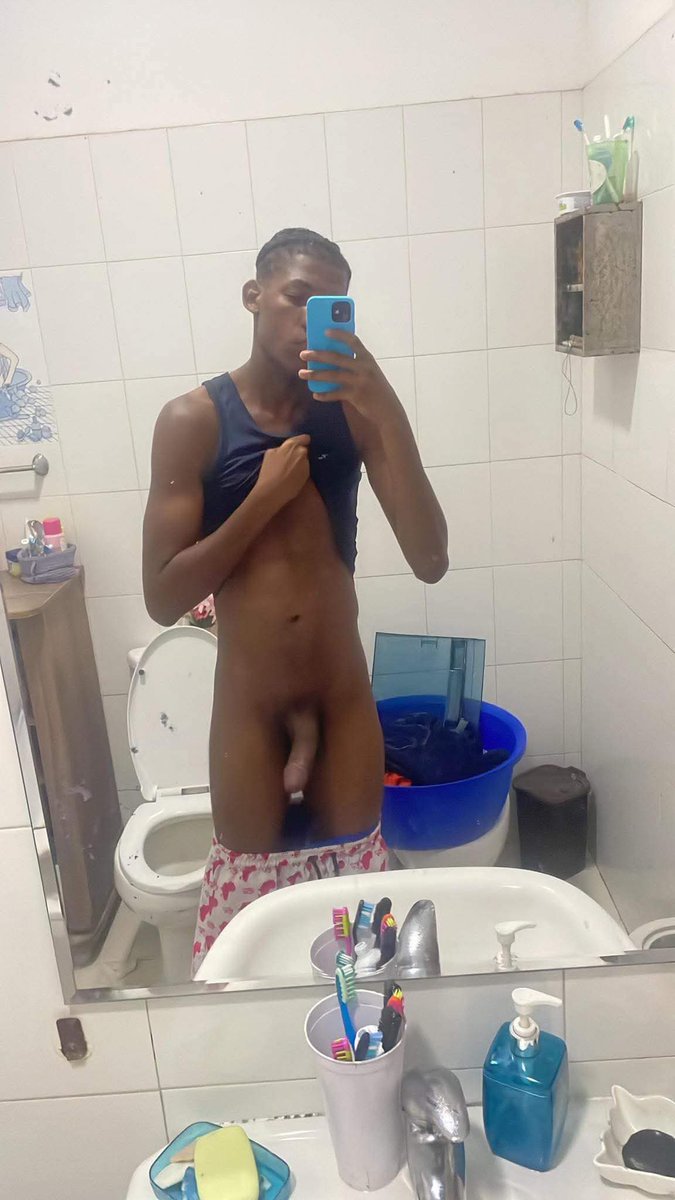 FbioSanto10's tweet photo. Esse novinho do Kilamba sabe provocar 🤤🇦🇴 https://t.co/caI7NkqAwd