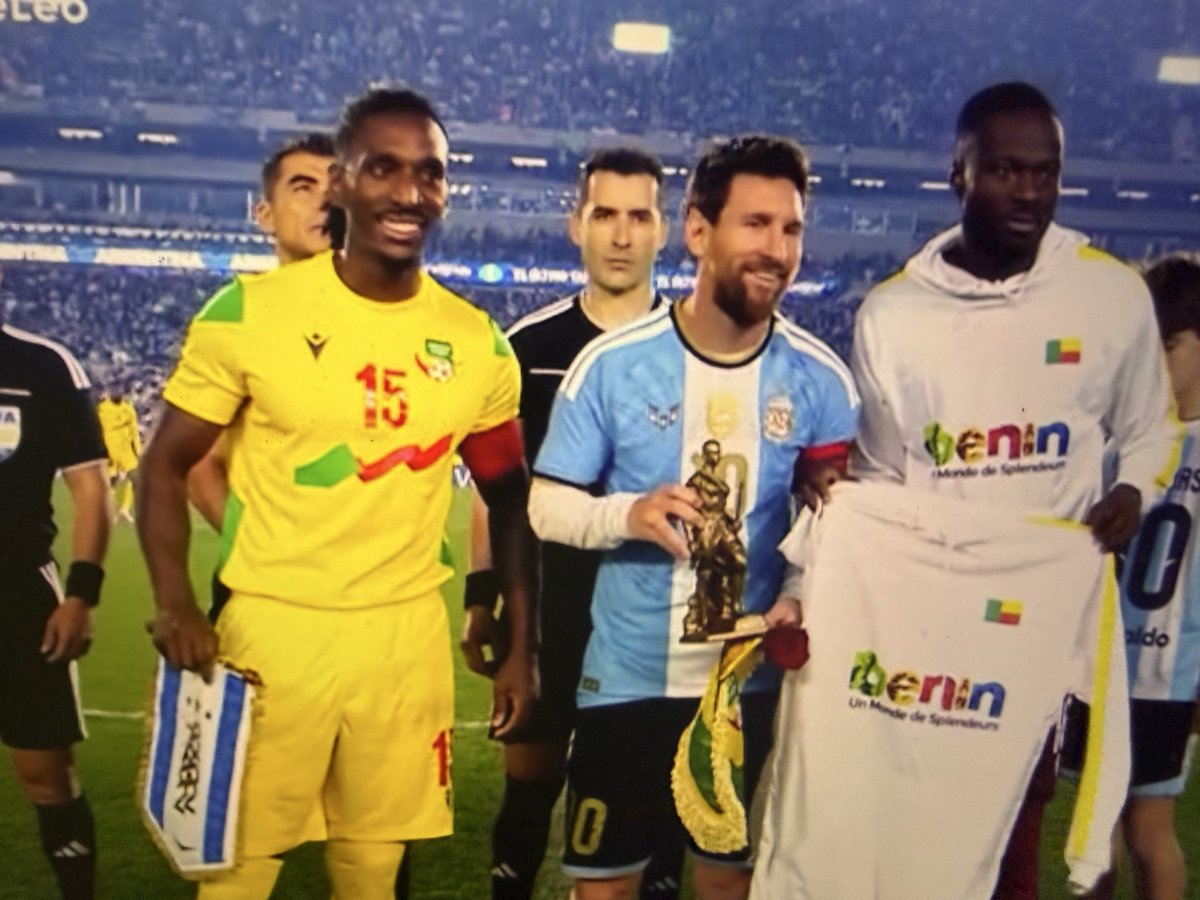 francalevin's tweet photo. El capitán de Benín le dio a Messi una réplica de la estatua agojie que está en Cotonou. 

Las Agojie eran las guerreras del Imperio Dahomey, uno de los más poderosos en África occidental. 

Me encanta que Benín aproveche esto para mostrar algo de su cultura 💚🇧🇯 https://t.co/dR1enQstUx