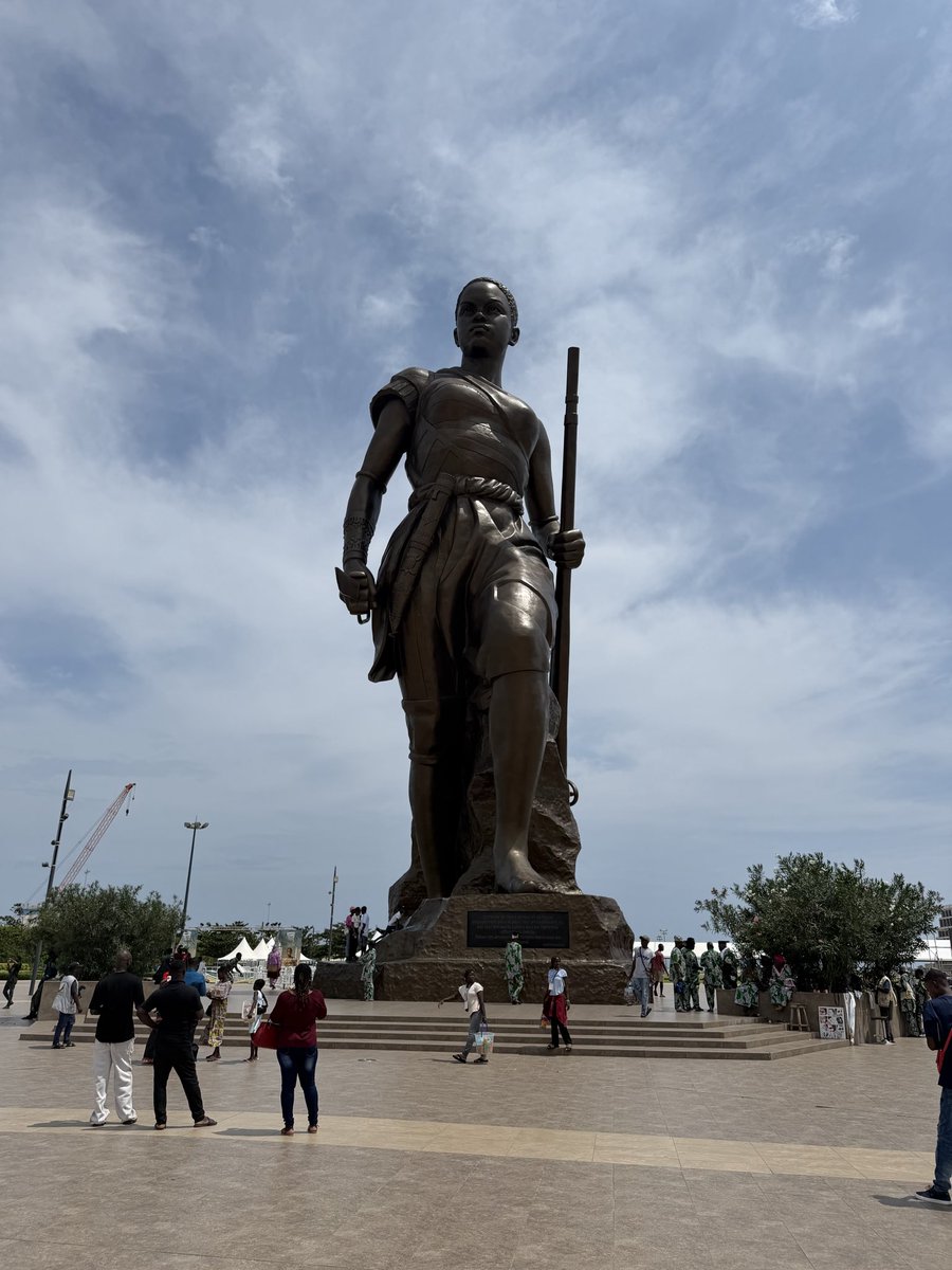 francalevin's tweet photo. El capitán de Benín le dio a Messi una réplica de la estatua agojie que está en Cotonou. 

Las Agojie eran las guerreras del Imperio Dahomey, uno de los más poderosos en África occidental. 

Me encanta que Benín aproveche esto para mostrar algo de su cultura 💚🇧🇯 https://t.co/dR1enQstUx