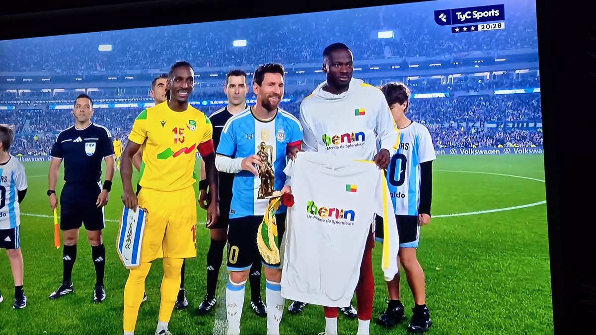 ColapintoWalls's tweet photo. El único trofeo que le faltaba

MESSI GANÓ UN MARTIN FIERRO https://t.co/psUSOvf6df