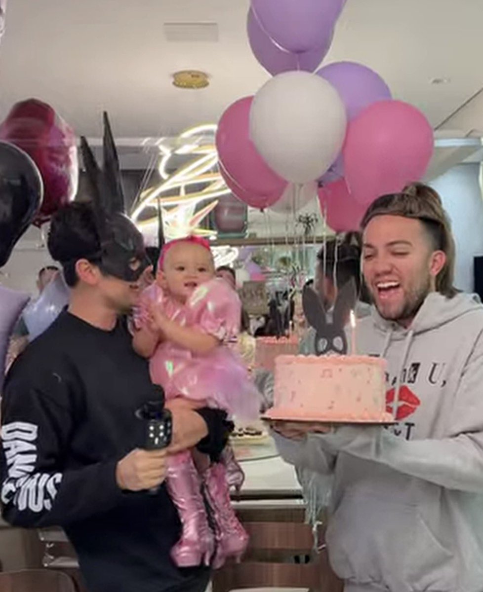 arivocalista's tweet photo. o aniversário da princesa sendo da ariana que ela escuta todos os dias 

bebê mais importante do mundo https://t.co/FRIk8dKFGb