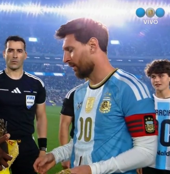 julienzista's tweet photo. la primera vez de messi usando la cinta de capitán de la selección argentina, otorgada por maradona en el mundial de sudáfrica 2010, y la última😭 https://t.co/r1ucWyuEk6