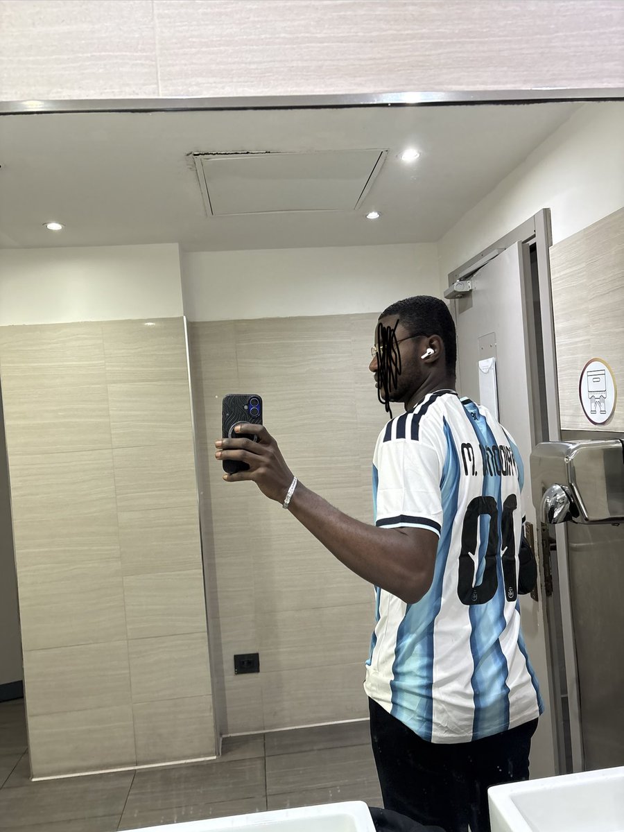 Champagpapi7's tweet photo. Pour un dernier match de mon joueur préféré, je ne pouvais pas quand même manqué de payer un maillot pour le soutenir https://t.co/p3bJtCmlwd