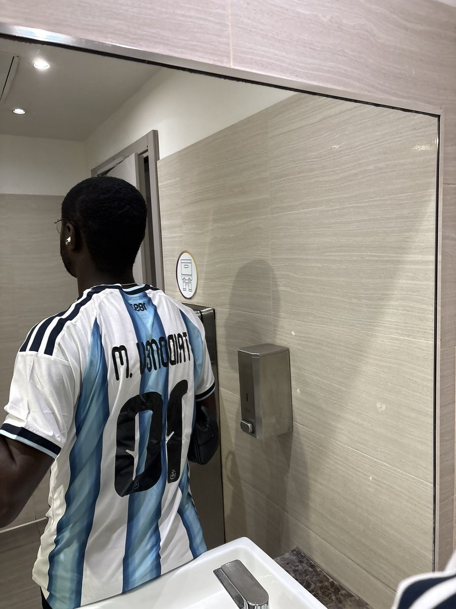 Champagpapi7's tweet photo. Pour un dernier match de mon joueur préféré, je ne pouvais pas quand même manqué de payer un maillot pour le soutenir https://t.co/p3bJtCmlwd
