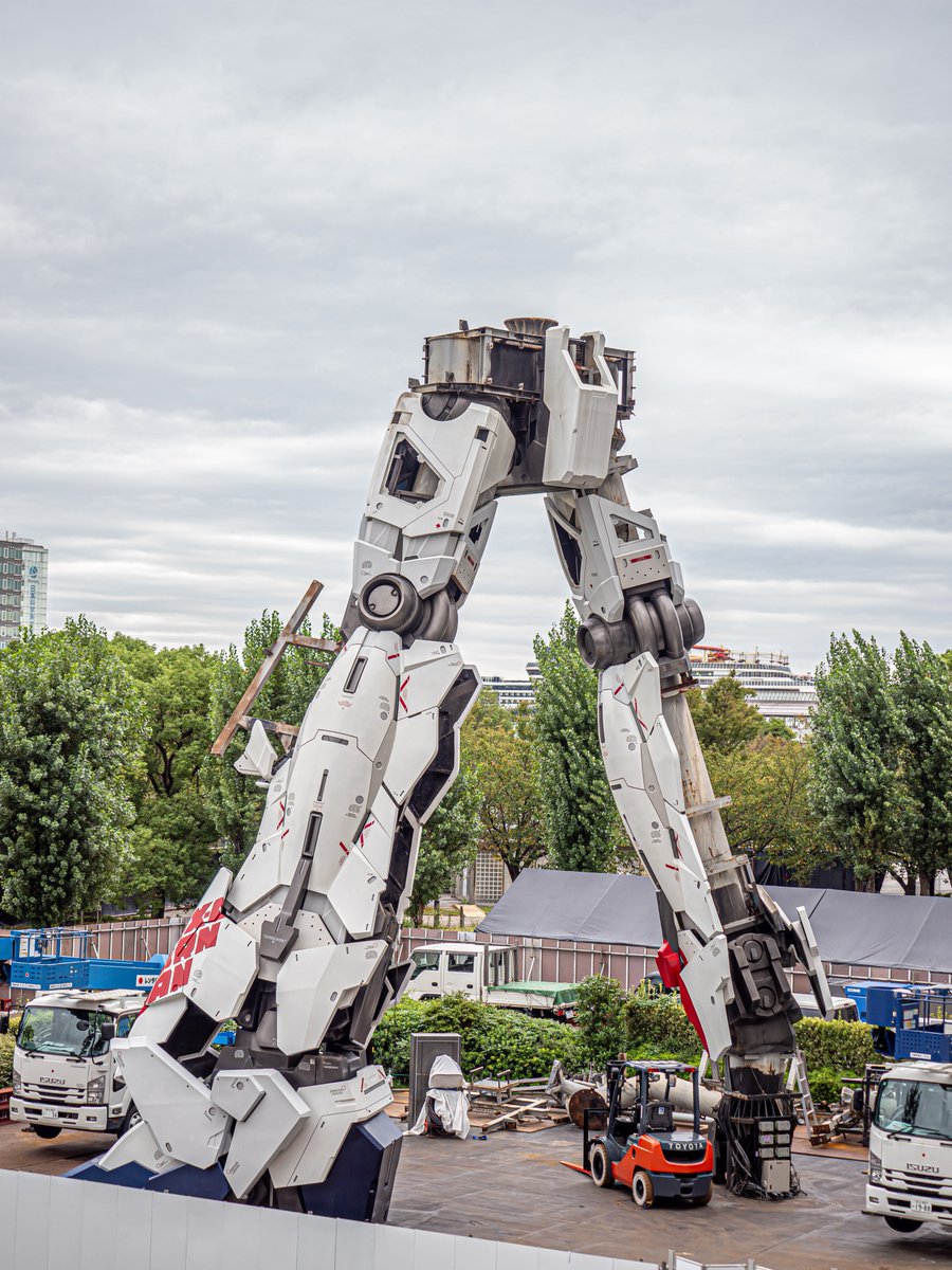 yoshi115t's tweet photo. 実物大ユニコーンガンダム
今朝（10/7）の撮影。
なので昨日の進捗状況です。

膝周りは両脚共に、ほぼ取り除かれました。
右脚の外側外装は太腿、脛。
同じく右脚、ふくらはぎも取り外されています。
#実物大ユニコーンガンダムは8月で終了
#実物大ユニコーンガンダム
#ユニコーン解体進捗 https://t.co/6eNrJUzUZZ
