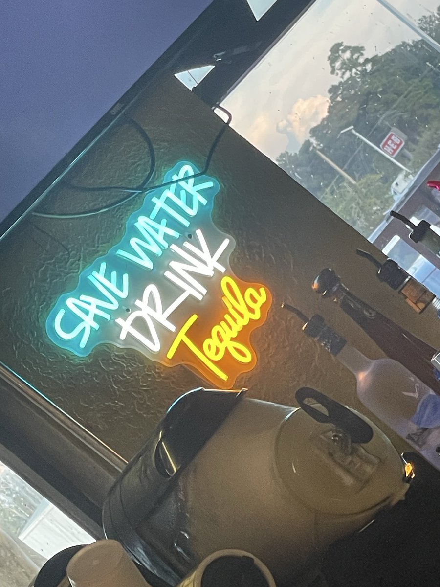 LaceyRiot444's tweet photo. #neonsign #divebar https://t.co/lskWYE146H