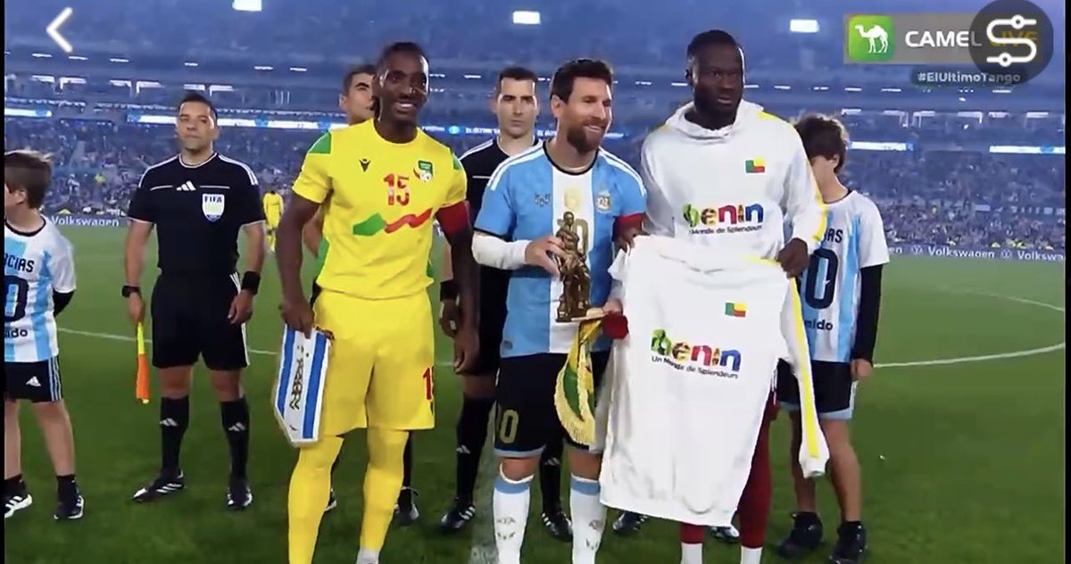 Tobs_fc's tweet photo. Benin captain really came and gifted Messi a farewell award and a big shirt to celebrate him.  

Only Ronaldo fans hates Messi. The entire world loves him. 🥹❤️ https://t.co/SNAyzTjdtB