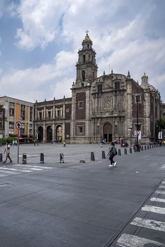 Centro_CDMX's tweet photo. La Plaza de Santo Domingo es una de las más importantes del Centro Histórico y forma parte del patrimonio cultural de nuestra nación. Este emblemático espacio obtuvo su nombre por el convento que se encontraba a su lado norte.
#8vaFeriaDeLosBarrios https://t.co/219XNPhkpr