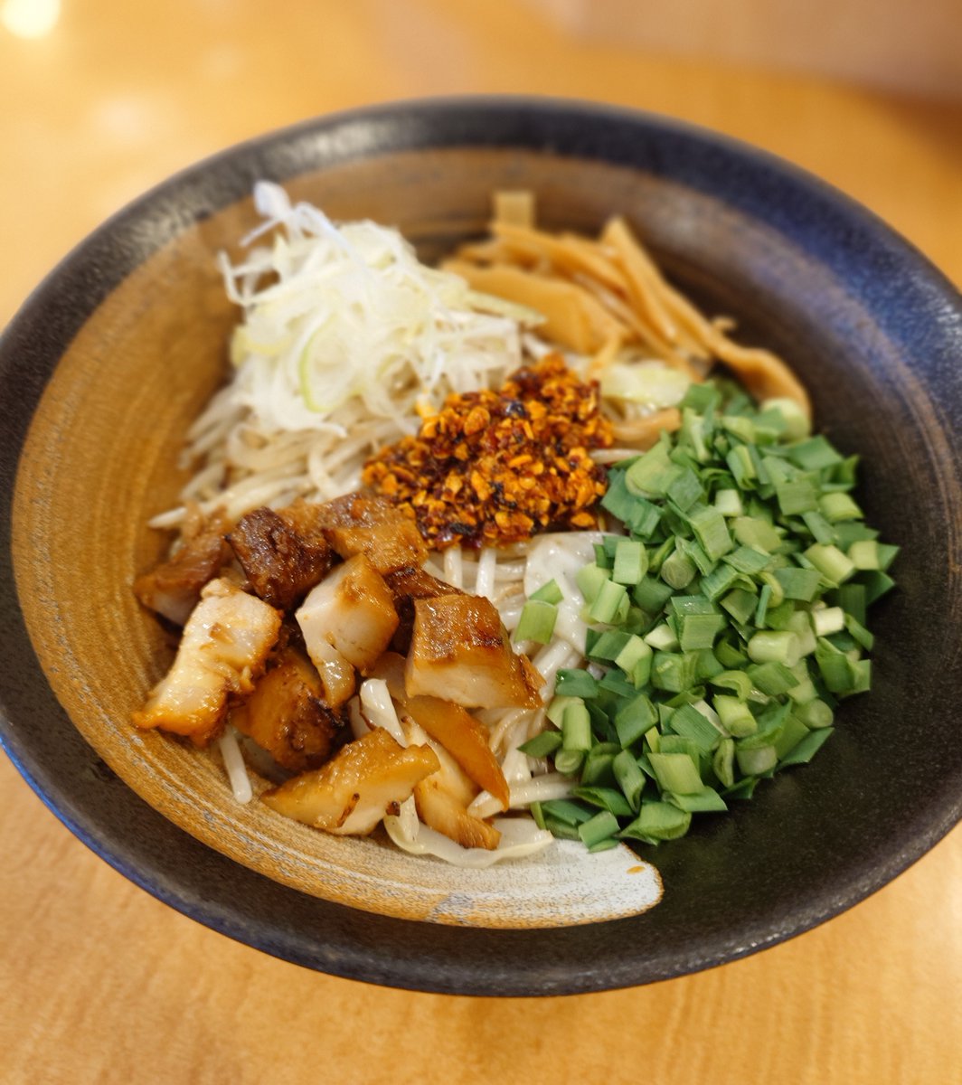 ramen10miya's tweet photo. ��卵を加えてまろやかに、キムチを加えてピリッとした味わいに。
さらに、無料の【十味（辛味）】を加えて、お好みの味にアレンジするのもおすすめです♪
その日の気分に合わせて、自分好みのまぜそばをお楽しみください。
https://t.co/Egcn4kYP5t https://t.co/4ffCsrgduH