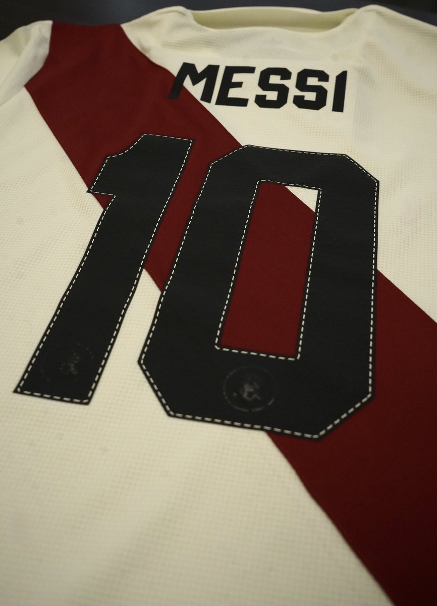 RiverPlate's tweet photo. 🇦🇷 Campeón del Mundo, invicto en el Monumental y Socio Honorario de River: 𝐋𝐢𝐨𝐧𝐞𝐥 𝐌𝐞𝐬𝐬𝐢 🤍❤️🤍 https://t.co/0KNVKzggbD
