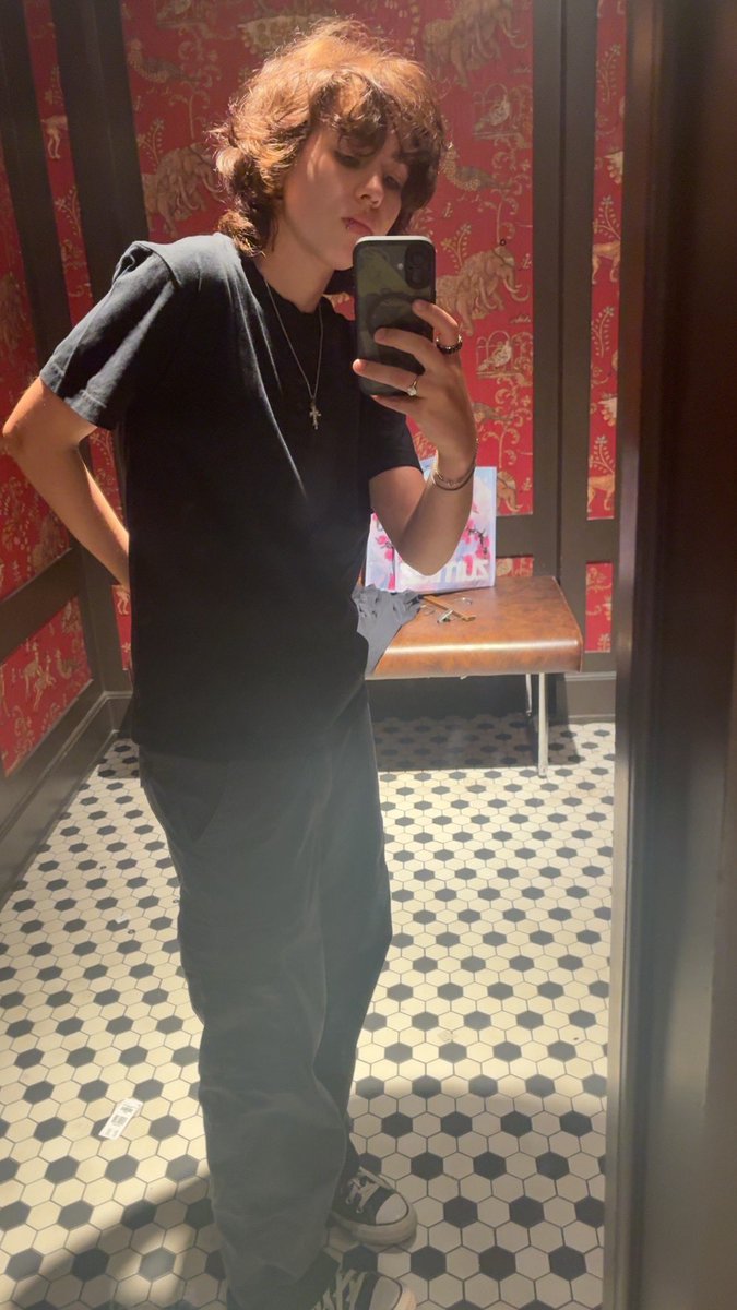 desperatek1sses's tweet photo. fuckkk 💔 to look like themmm 🥹
i wanna be a pretty butch so bad
#butch #butchtober #lesbian https://t.co/KLpZB9oPtj