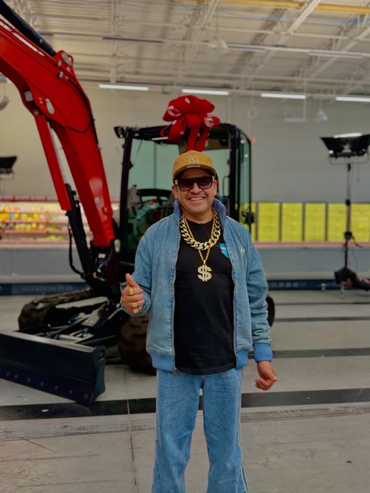 Indie5051's tweet photo. El mexicano Juan García no solo ganó más de $4 millones de pesos con MrBeast, también recibió una excavadora para continuar con su trabajo en la construcción, después de pasar 202 días dentro del reto. https://t.co/CyPBMlzlUZ