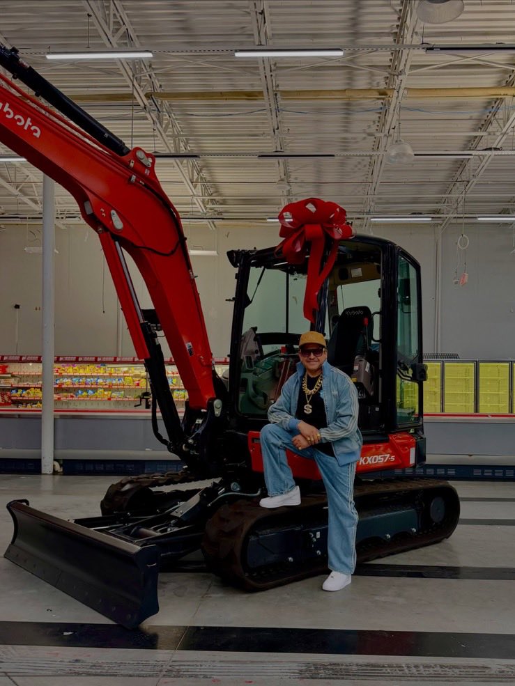 Indie5051's tweet photo. El mexicano Juan García no solo ganó más de $4 millones de pesos con MrBeast, también recibió una excavadora para continuar con su trabajo en la construcción, después de pasar 202 días dentro del reto. https://t.co/CyPBMlzlUZ