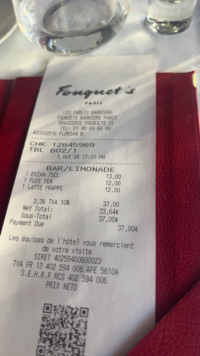 nesrine_drt's tweet photo. Qui pour rembourser nos verres ? #soumis #moneyslave https://t.co/jWTBaaN3Gi