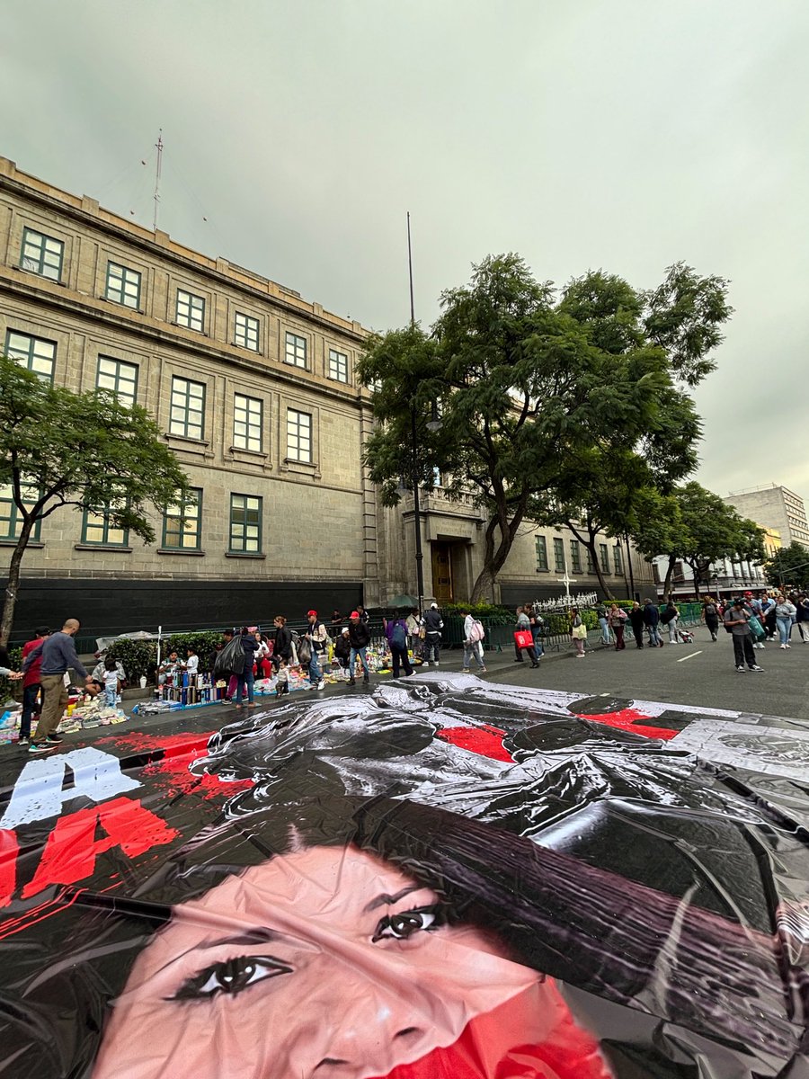 marthakmagana's tweet photo. Hay gestos que acompañan y hay otros que recuerdan por qué vale la pena mantenerse firme.

Mi gratitud a quienes, con esta acción, decidieron acompañarme en esta causa que no solo es mía, somos decenas de jueces y juezas que enfrentamos procedimientos. 

Defender la independencia judicial no debería tener consecuencias personales. 

Jueces y Juezas debe poder resolver conforme a la Constitución, a la ley y a su conciencia jurídica, sin temor a ser perseguida por el sentido de sus decisiones.

El mensaje lleva el nombre de todos los compañeros que hoy están siendo perseguidos. 

Pero el fondo es neutralizar todo un sistema de justicia: para controlar los derechos de las personas, bajo una justicia selectiva y a modo. 

Infinitas Gracias, daremos la batalla!!!

#YoConUstedes #JuzgarNoEsDelito #SinIndependenciaNoHayJusticia