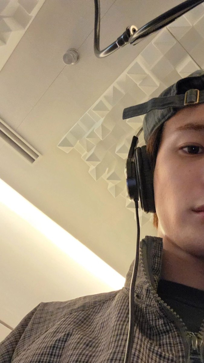 originaIfaces's tweet photo. 2 weeks away and theyre still recording 😭😭 https://t.co/YIFZ6jGpyk