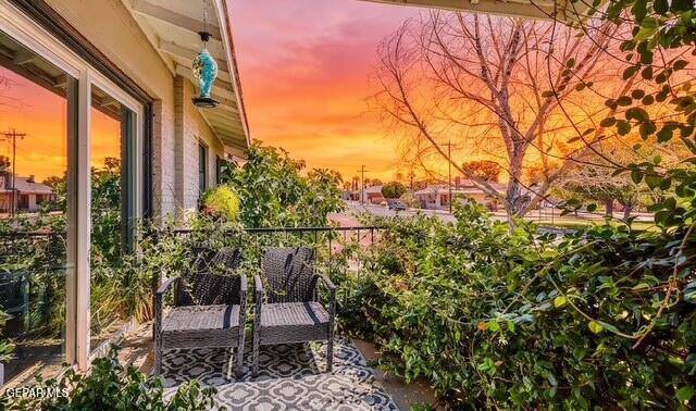 JRod7912's tweet photo. New Listing: 2804 CAMPBELL ST, El Paso, TX 79902. 2 beds, 4 baths, remodeled kitchen. $3,200.
https://t.co/ibHTkGFsUF https://t.co/fHrz8DSiAd