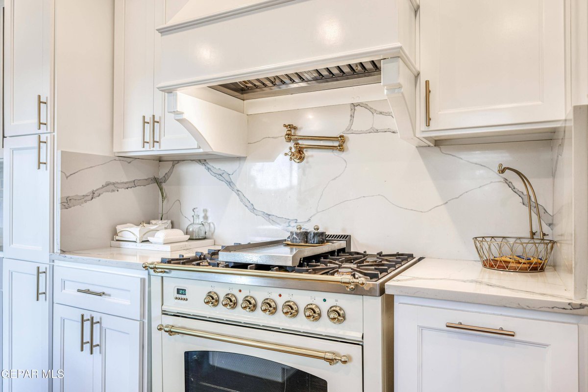 JRod7912's tweet photo. New Listing: 2804 CAMPBELL ST, El Paso, TX 79902. 2 beds, 4 baths, remodeled kitchen. $3,200.
https://t.co/ibHTkGFsUF https://t.co/fHrz8DSiAd