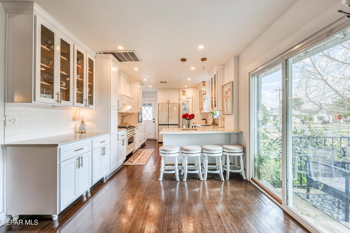 JRod7912's tweet photo. New Listing: 2804 CAMPBELL ST, El Paso, TX 79902. 2 beds, 4 baths, remodeled kitchen. $3,200.
https://t.co/ibHTkGFsUF https://t.co/fHrz8DSiAd